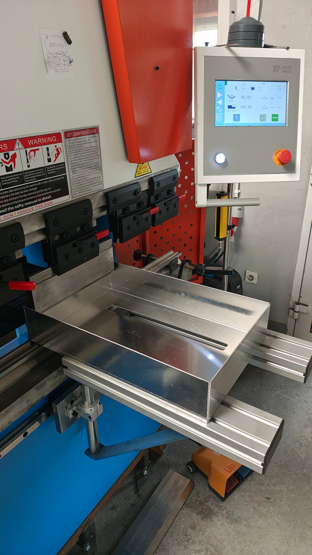Prasa krawędziowa podczas gięcia aluminiowego detalu
